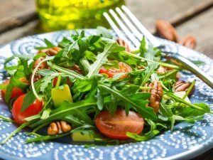 Salade tomate cerise, avocat et roquette