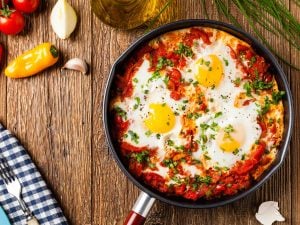 Shakshuka aux tomates et aux poivrons