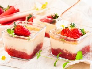 Verrines fraise-rhubarbe et mascarpone