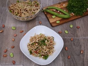 Nouilles sautées aux fèves et cacahuètes