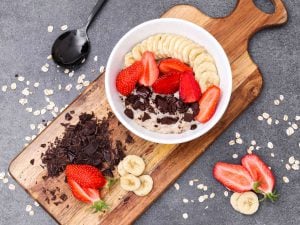 Porridge fraise-banane et pépites de chocolat