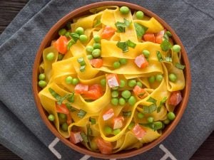 Tagliatelles au saumon et petits pois
