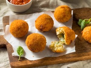Arancini mozzarella, petits pois et jambon