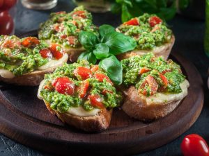 Tartines au pesto et tomates cerises