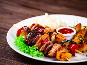 Brochettes aux légumes et au poulet