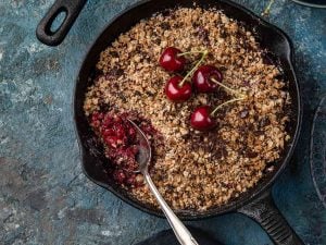 Crumble aux cerises et pépites de chocolat