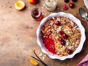 Crumble aux nectarines et fruits rouges