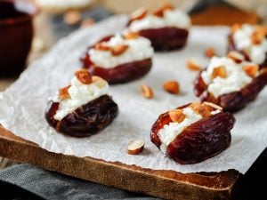 Dattes fourrées au fromage et noix