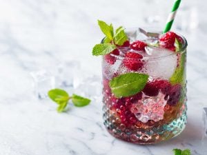 Eau aromatisée aux framboises et aux myrtilles