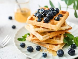 Gaufres aux myrtilles et aux mûres