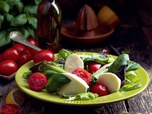 La traditionnelle salade de tomates mozzarella