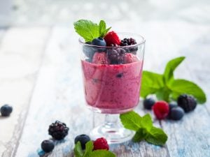 Mousse aux fraises et myrtilles