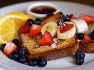 Pain perdu aux myrtilles et à la banane