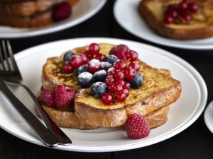 Pain perdu à la pomme et aux framboises