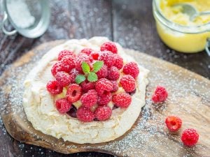 Pavlova aux fraises et framboises