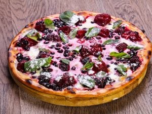 Pizza gourmande aux fraises et aux myrtilles