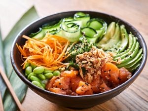Poke bowl au saumon mariné