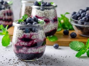 Pudding aux graines de chia et myrtilles