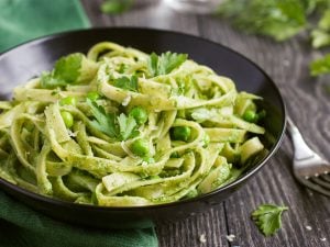 Pâtes à la crème de fanes de carottes