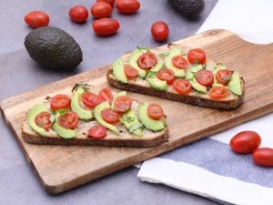 Bruschetta avocat et tomates cerises