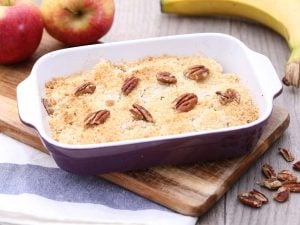 Crumble aux pommes, bananes et noix de pécan