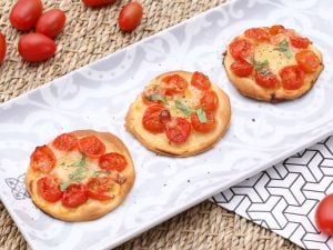 Pizza aux tomates cerises, mozzarella et basilic