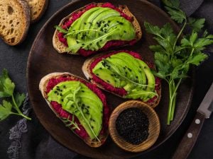 Tartines à la betterave, fromage frais et avocat