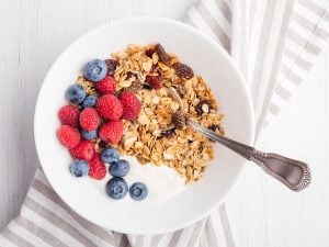 Yaourt au granola, framboises et myrtilles