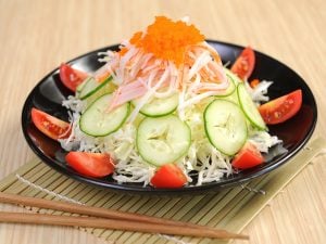 Salade aux pousses de soja, concombre, tomates cerises et menthe