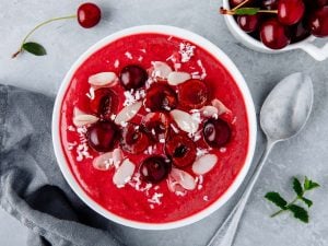 Smoothie bowl aux cerises