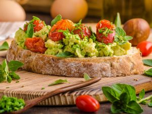 Tartine à l’avocat et aux tomates