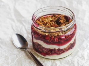 Verrines aux fruits rouges, muesli et fromage blanc