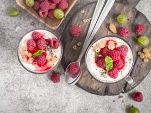 Yaourt à la framboise et granola