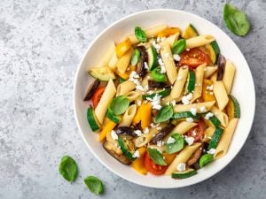 Salade de pâtes aux courgettes, tomates cerises et olives