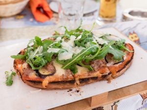 Bruschetta jambon cru, mozzarella, roquette