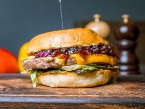 Burger aux oignons caramélisés