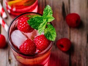 Eau infusée aux framboises et à la menthe