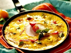 Omelette aux oignons nouveaux, tomates cerises et jambon