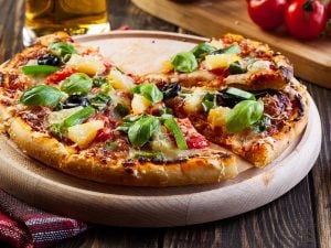Pizza au jambon et tomates ananas