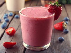 Smoothie banane, fraise et myrtille