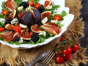 Salade aux figues, tomates cerises et chèvre
