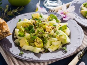 Salade de tomates, avocat et concombre