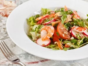 Salade crevettes, radis et tomates cerises
