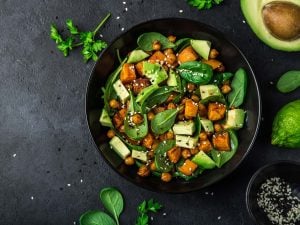 Salade de pousses d’épinards, patate douce et fenouil rôtis