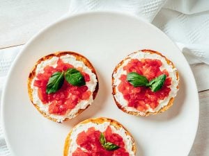 Minis tartines de tomates et féta