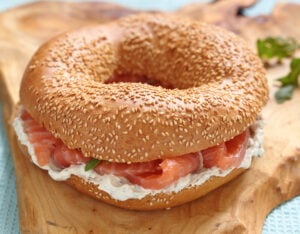Bagels saumon, fromage et tomates