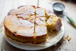 Gâteau aux framboises et à la rhubarbe