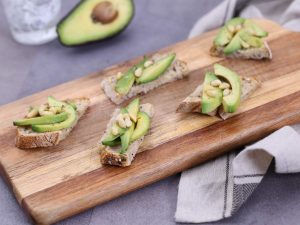 Toasts à l’avocat et aux pignons de pin grillés