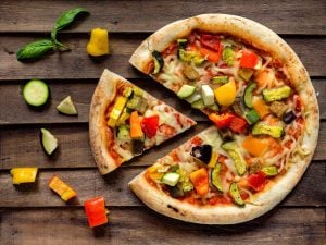 Pizza aux poivrons, tomates et courgettes