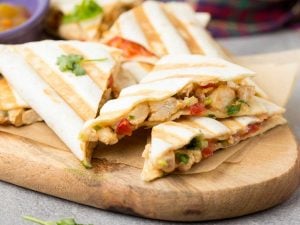 Quesadillas au poulet, fromage et poivrons